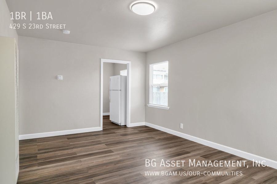 429 S 23rd St - Photo 3 of 12