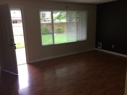 255 SE Vista Ave - Photo 2 of 6