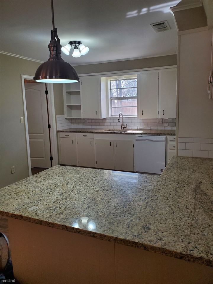 307 N Foster St - Photo 2 of 5