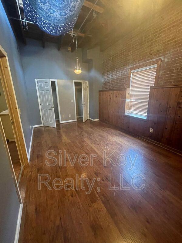 217 E Washington Ave #A - Photo 6 of 11