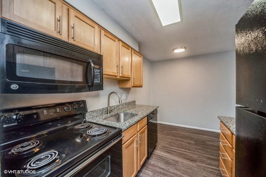 1190 S Bellaire - Photo 3 of 46