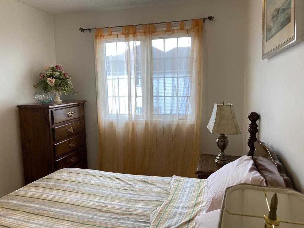 546 Willmott Crescent - Photo 2 of 4