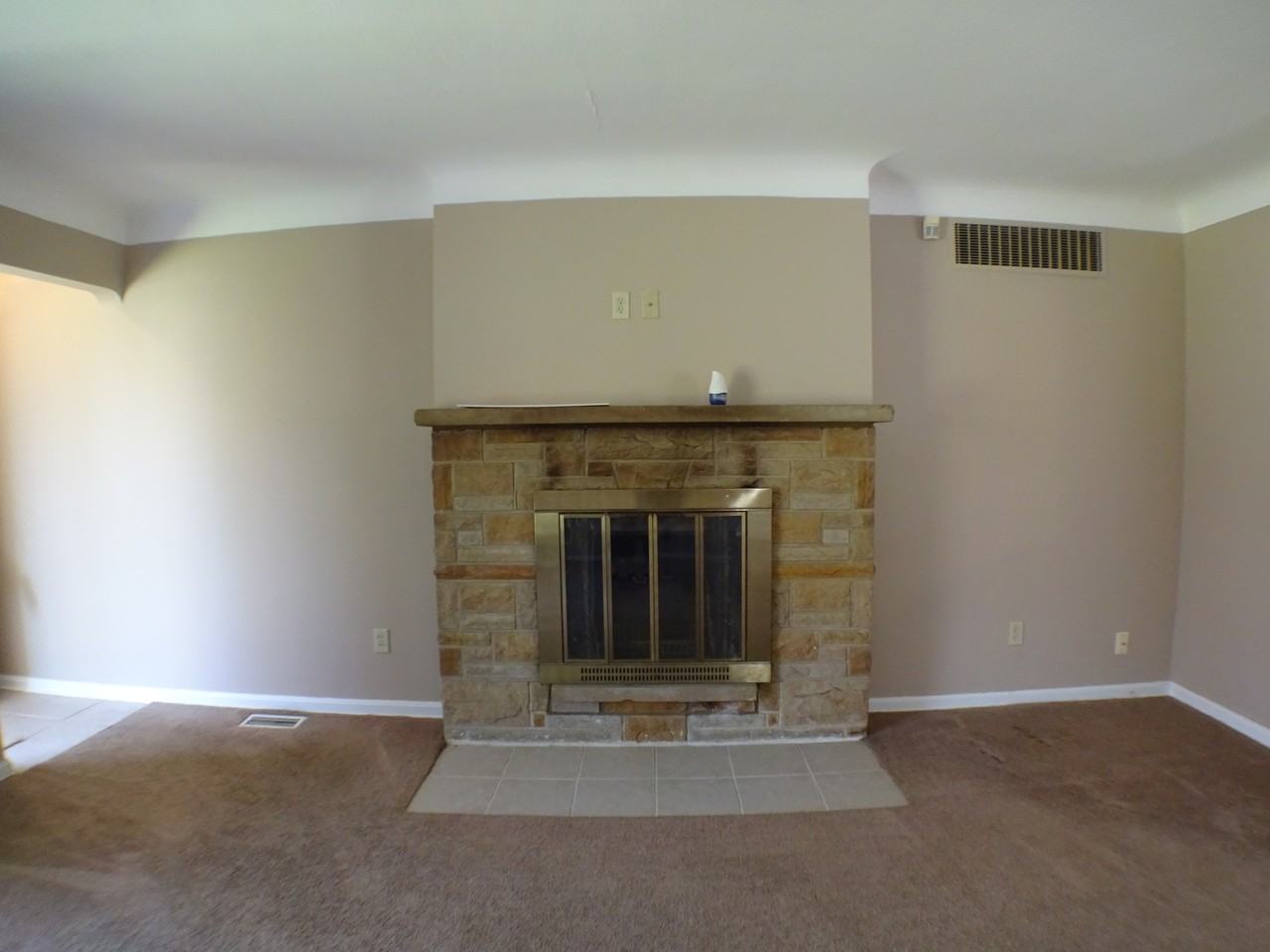 988 Keystone Dr - Photo 3 of 21