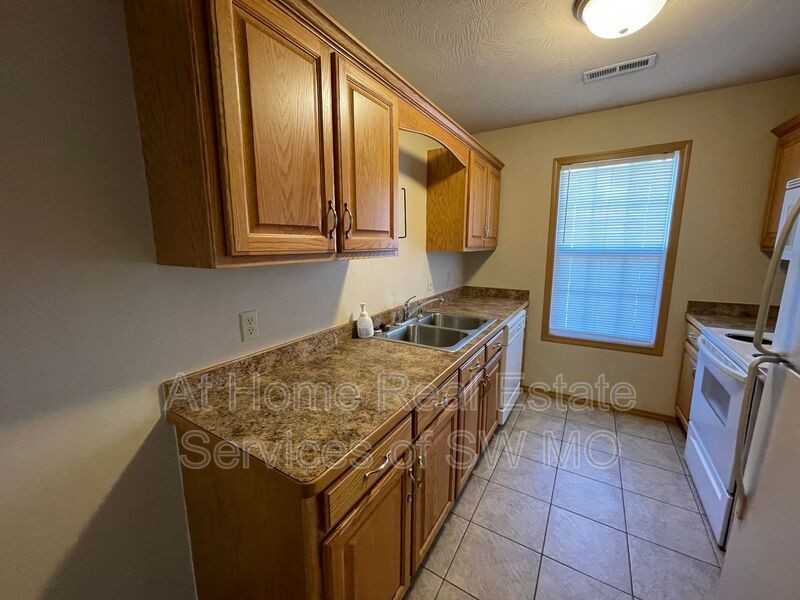 1096 N Westwood Ave - Photo 3 of 4