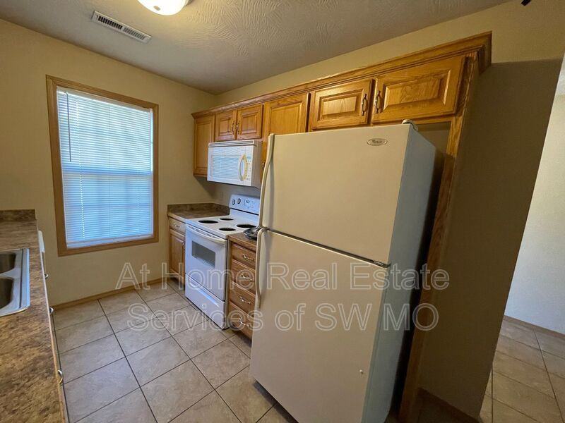 1096 N Westwood Ave - Photo 4 of 4