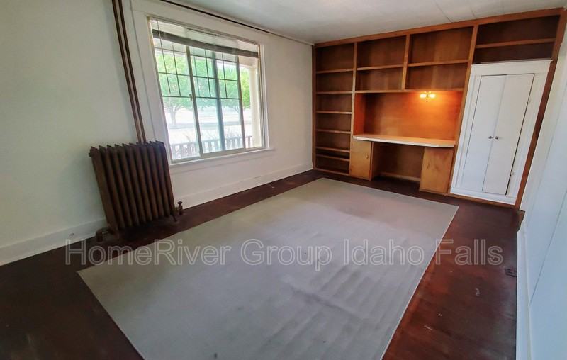 400 N Eastern Ave #1 - Photo 2 of 13