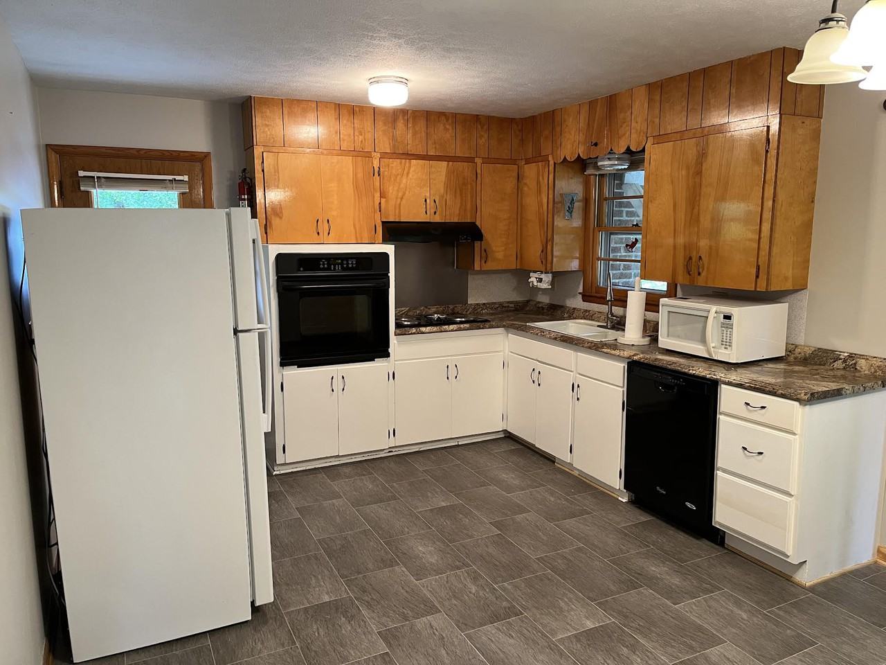 328 E King St - Photo 2 of 12