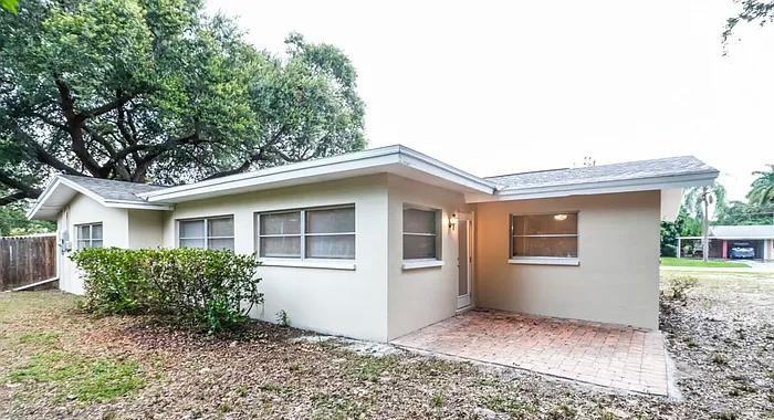 1376 Burtwood Dr - Photo 2 of 12