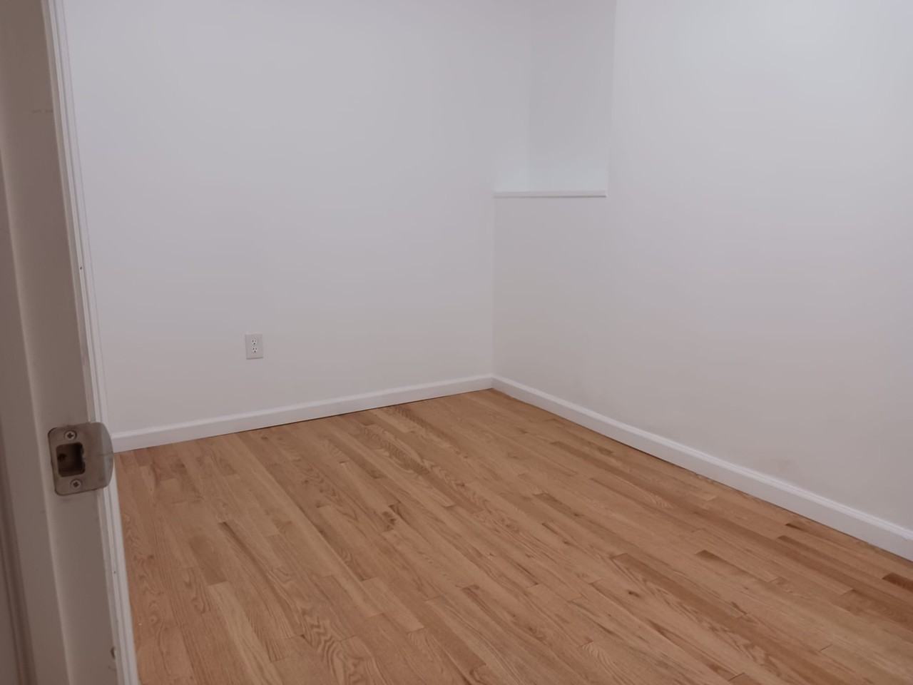 2322 East 28th Street 1f - Photo 2 of 9