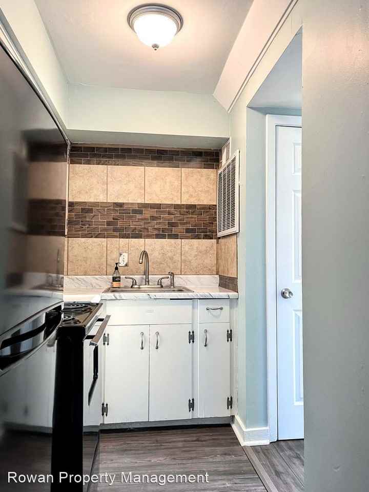 15116 Bellaire Avenue - A - Photo 3 of 9