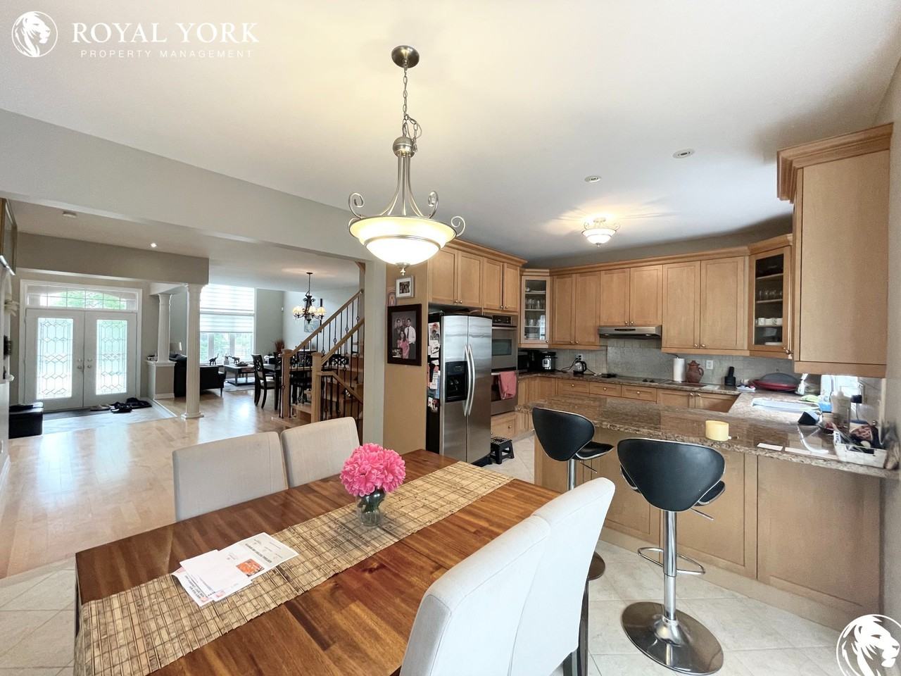 2453 Tesla Cres - Photo 3 of 39