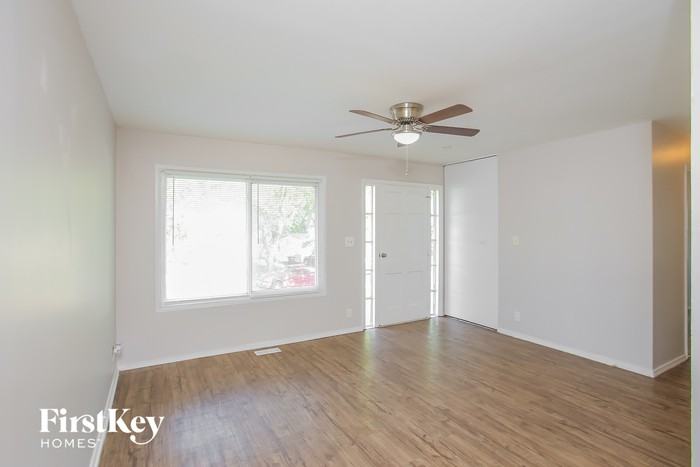 318 N Geronimo Dr - Photo 3 of 15