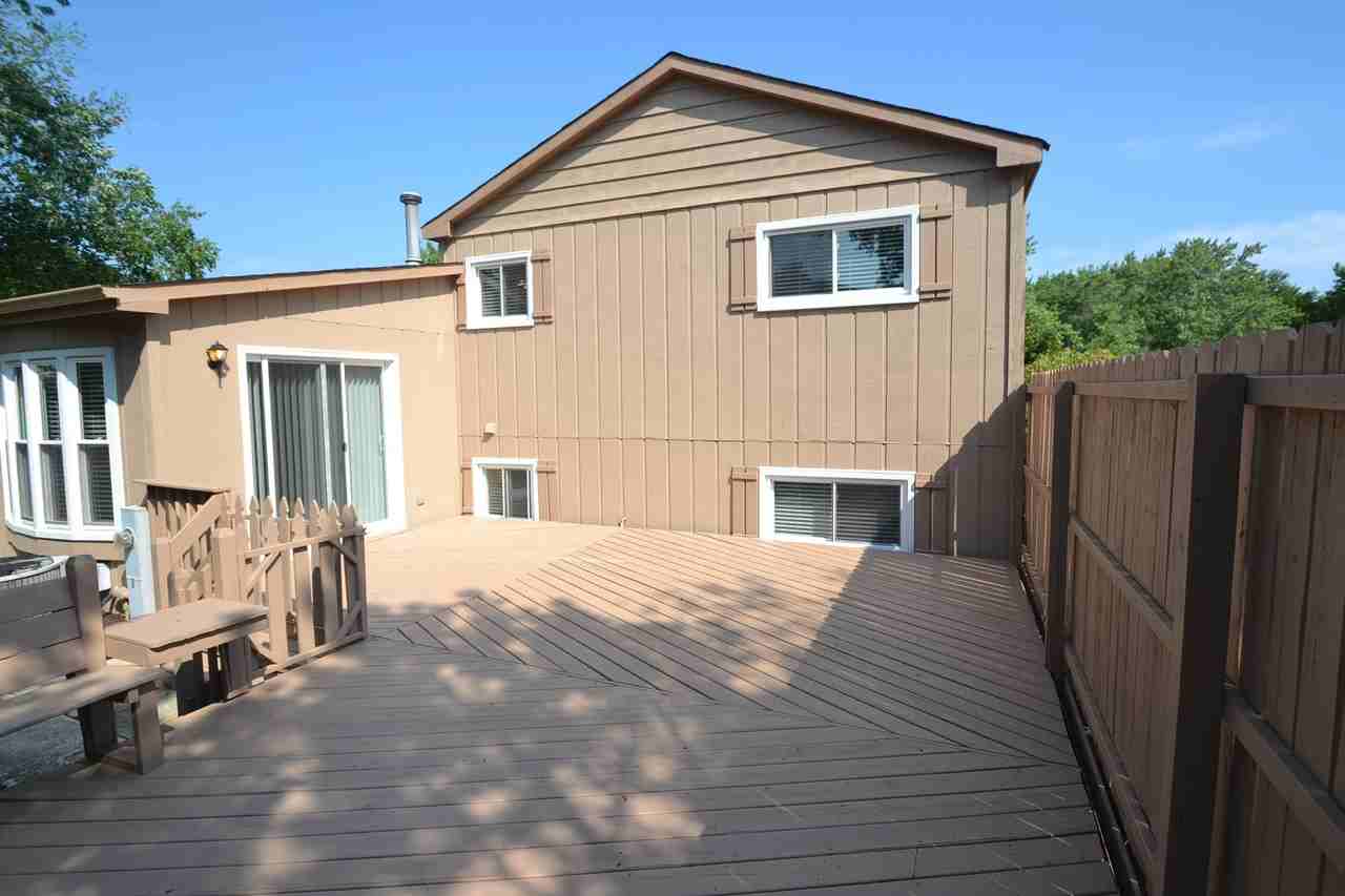 285 Wellington Dr - Photo 2 of 11