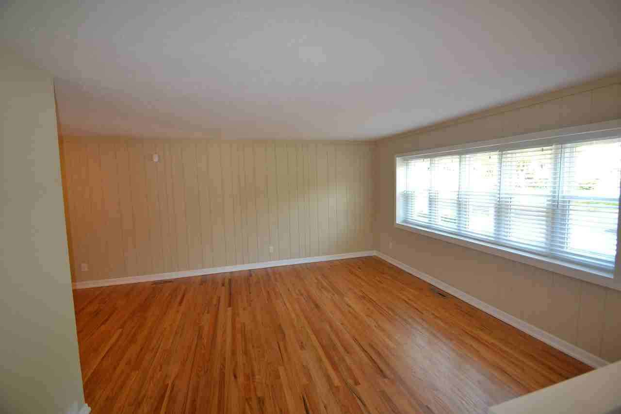 285 Wellington Dr - Photo 3 of 11