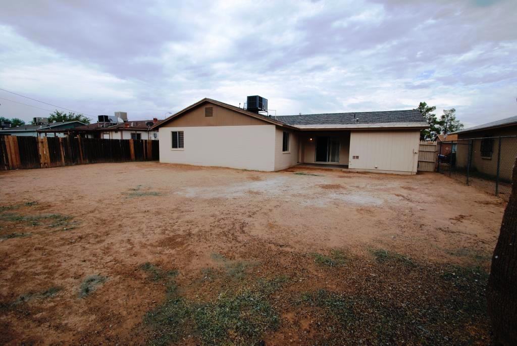 1819 N 47th Dr - Photo 2 of 11