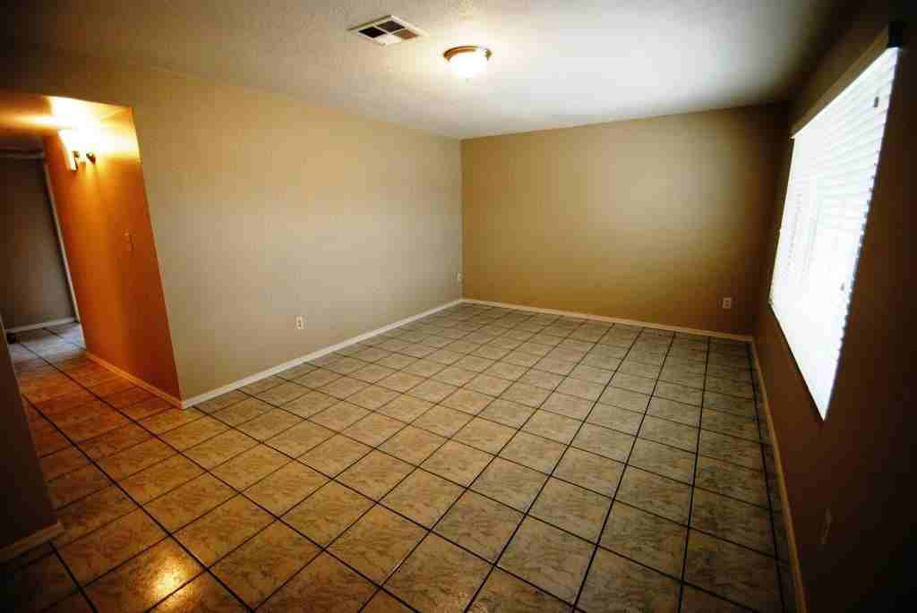 1819 N 47th Dr - Photo 3 of 11