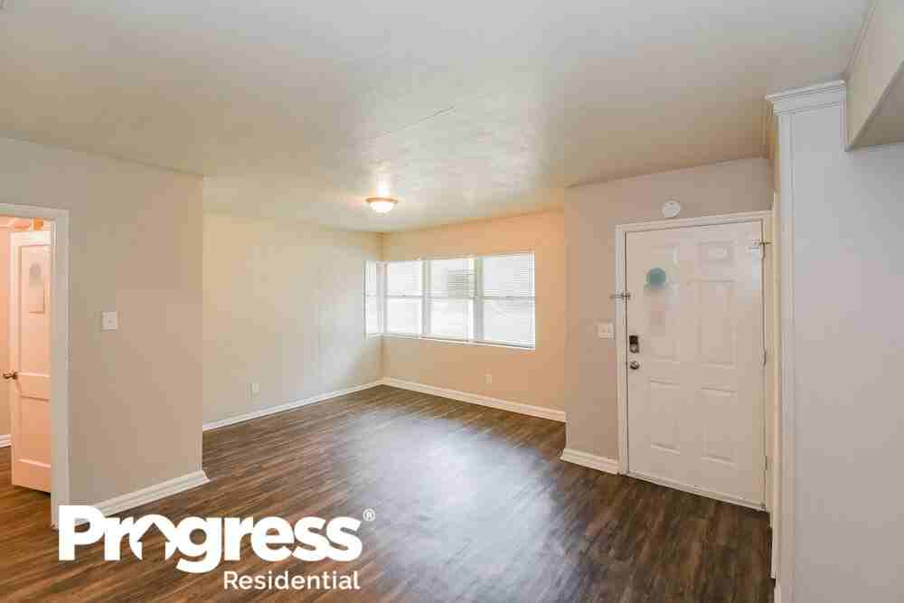 2844 Myra St - Photo 3 of 21