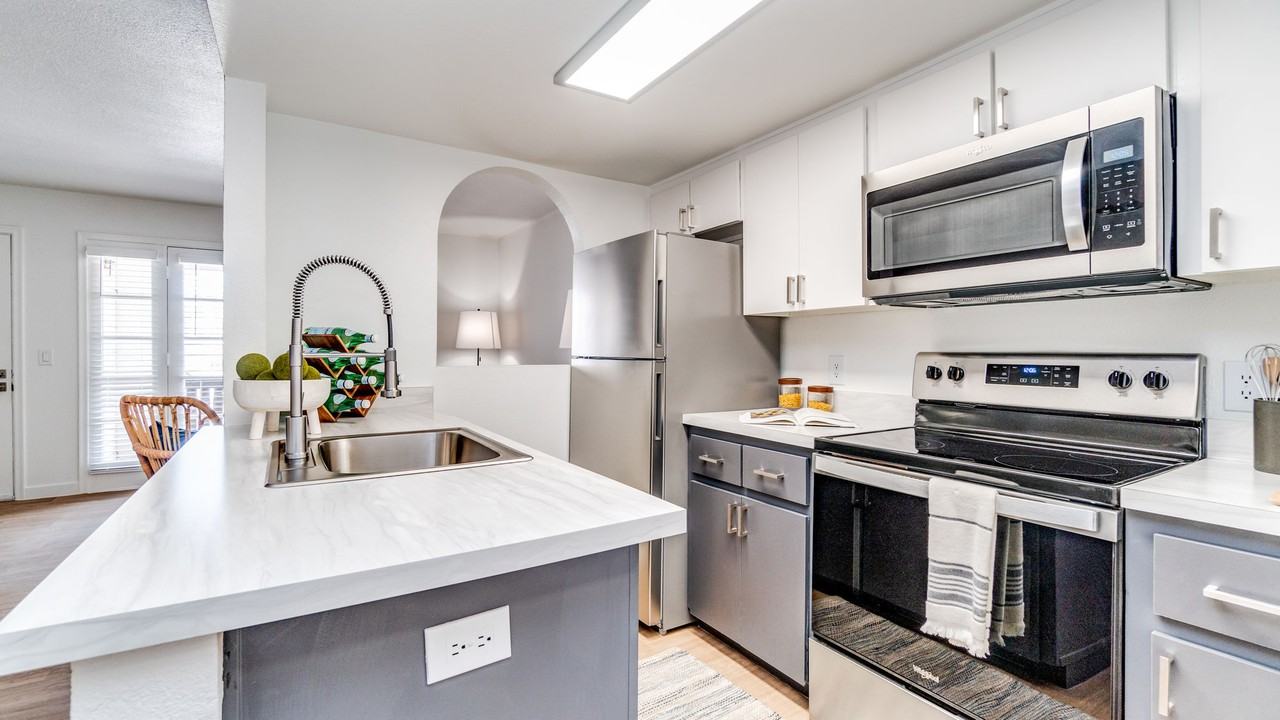 Celia - Photo 2 of 49