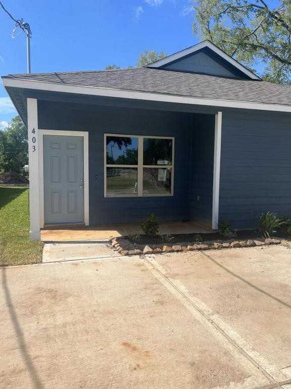 403 E Avenue G - Photo 2 of 8