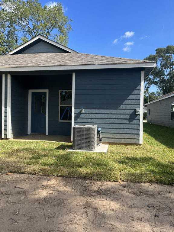 403 E Avenue G - Photo 3 of 8