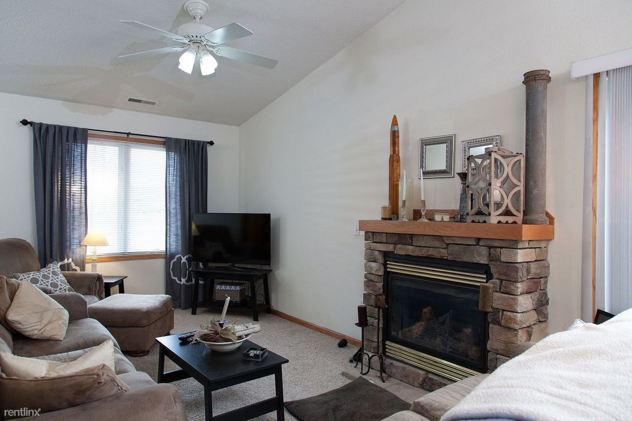 409 Sarah Cir - Photo 2 of 7