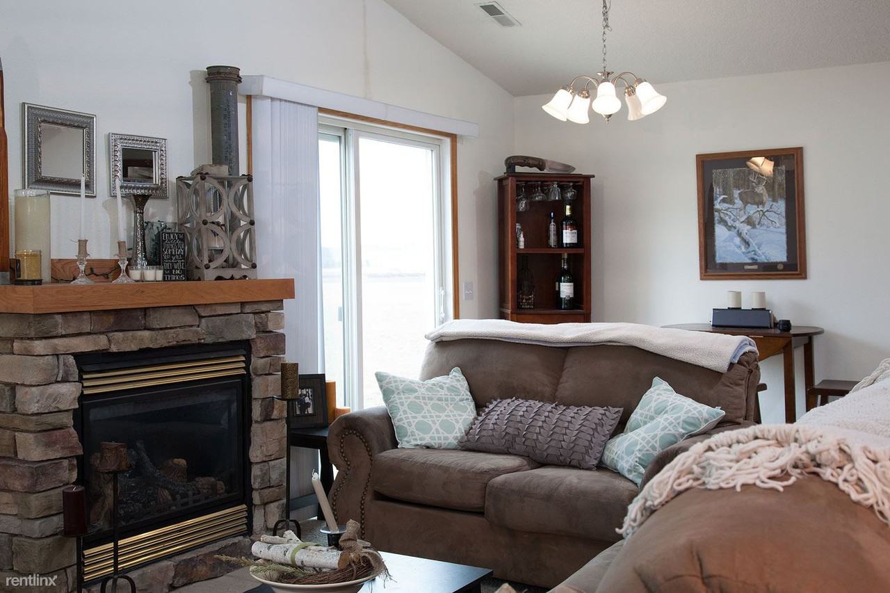 409 Sarah Cir - Photo 3 of 7