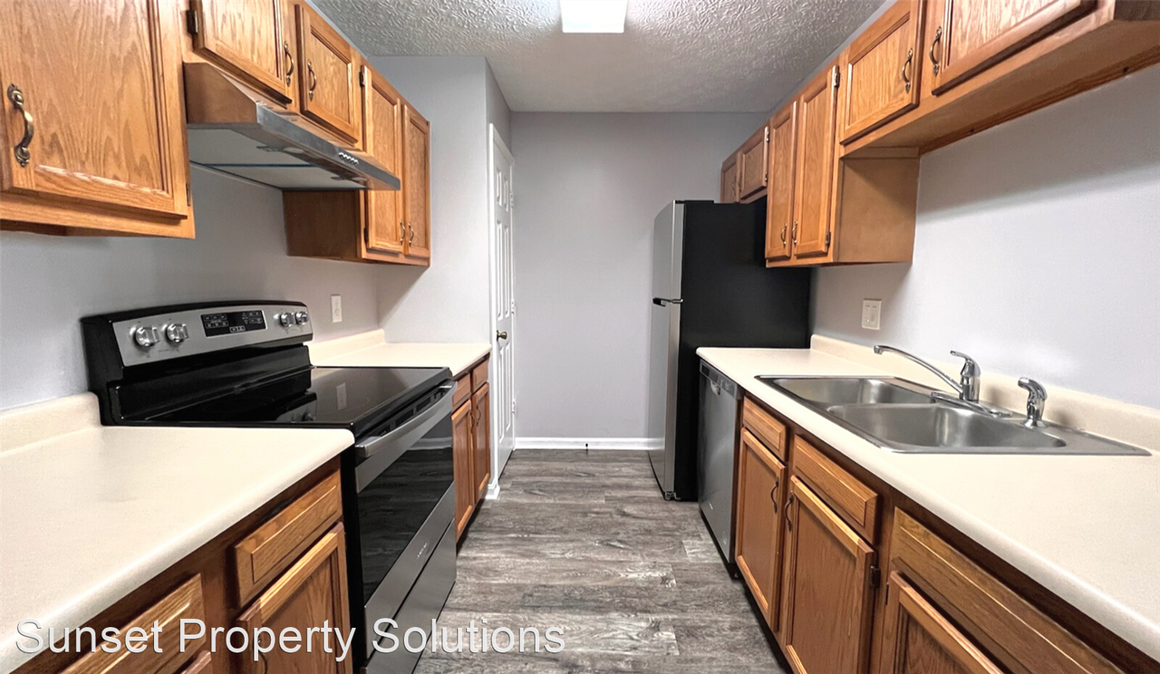 Colerain: Spacious 2 bed 1.5 bath! - Photo 3 of 7