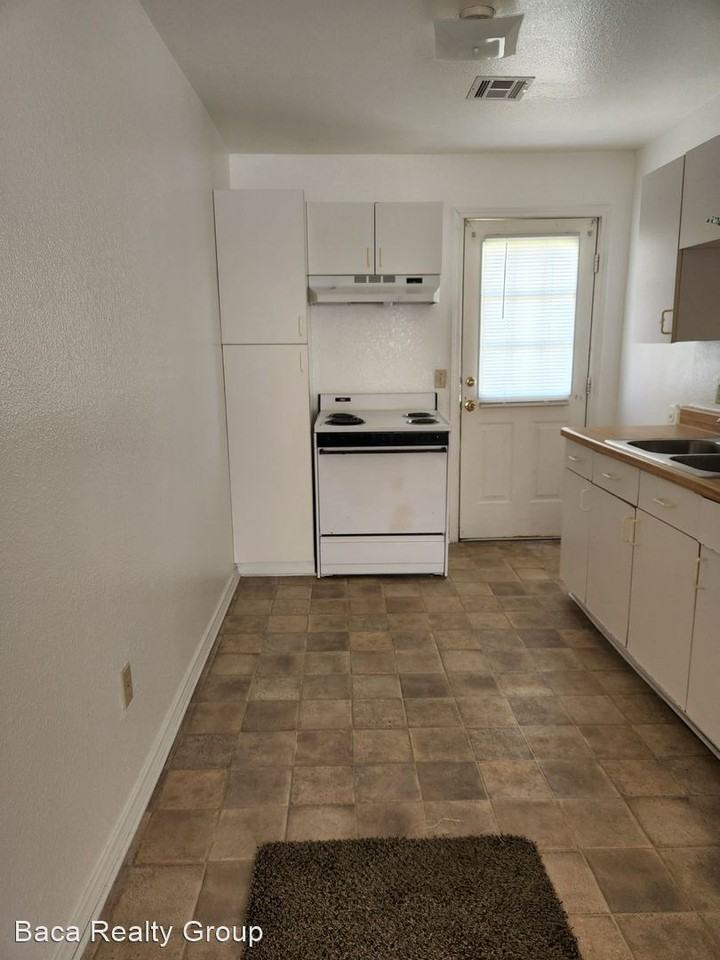 207 S Pecan St - Photo 2 of 7