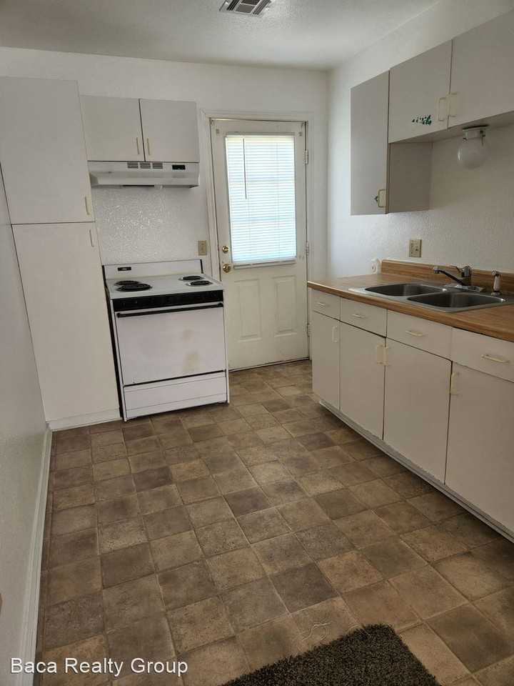 207 S Pecan St - Photo 3 of 7