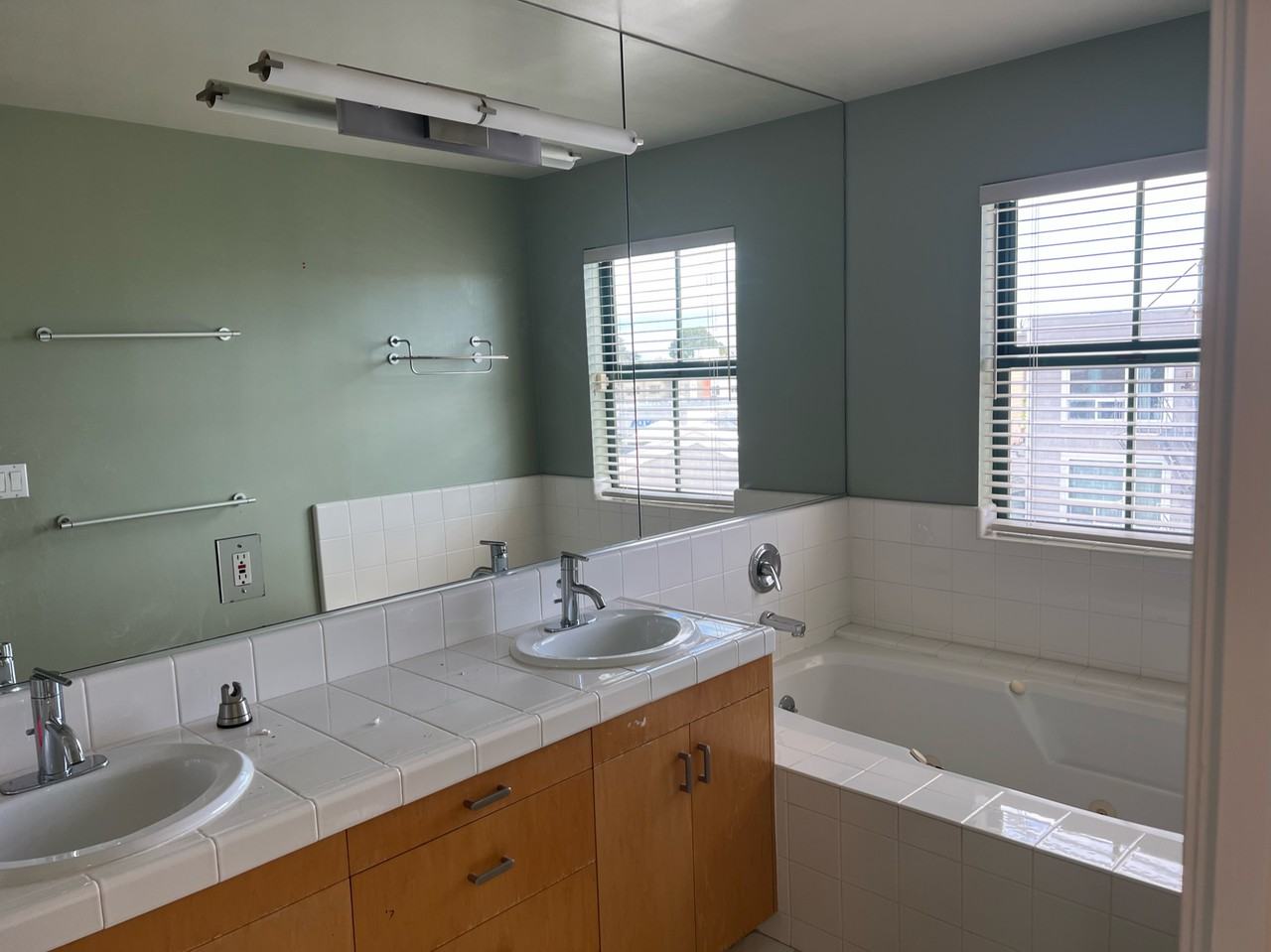 215 Moulton Street - Photo 5 of 17