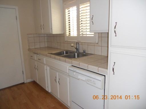 1028 6th St - Photo 3 of 6