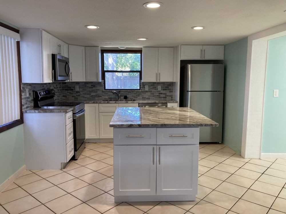 221 Ne 3rd St - Photo 2 of 23