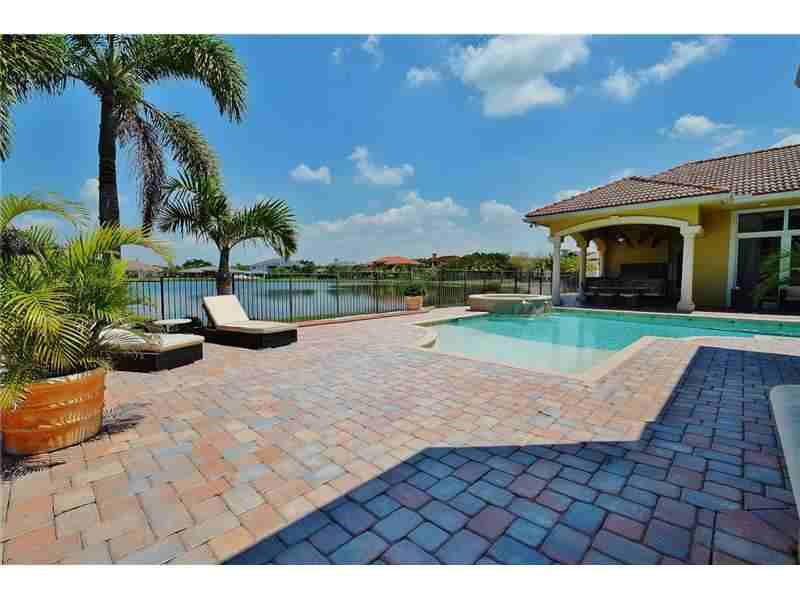 19313 Waters Edge St - Photo 2 of 9