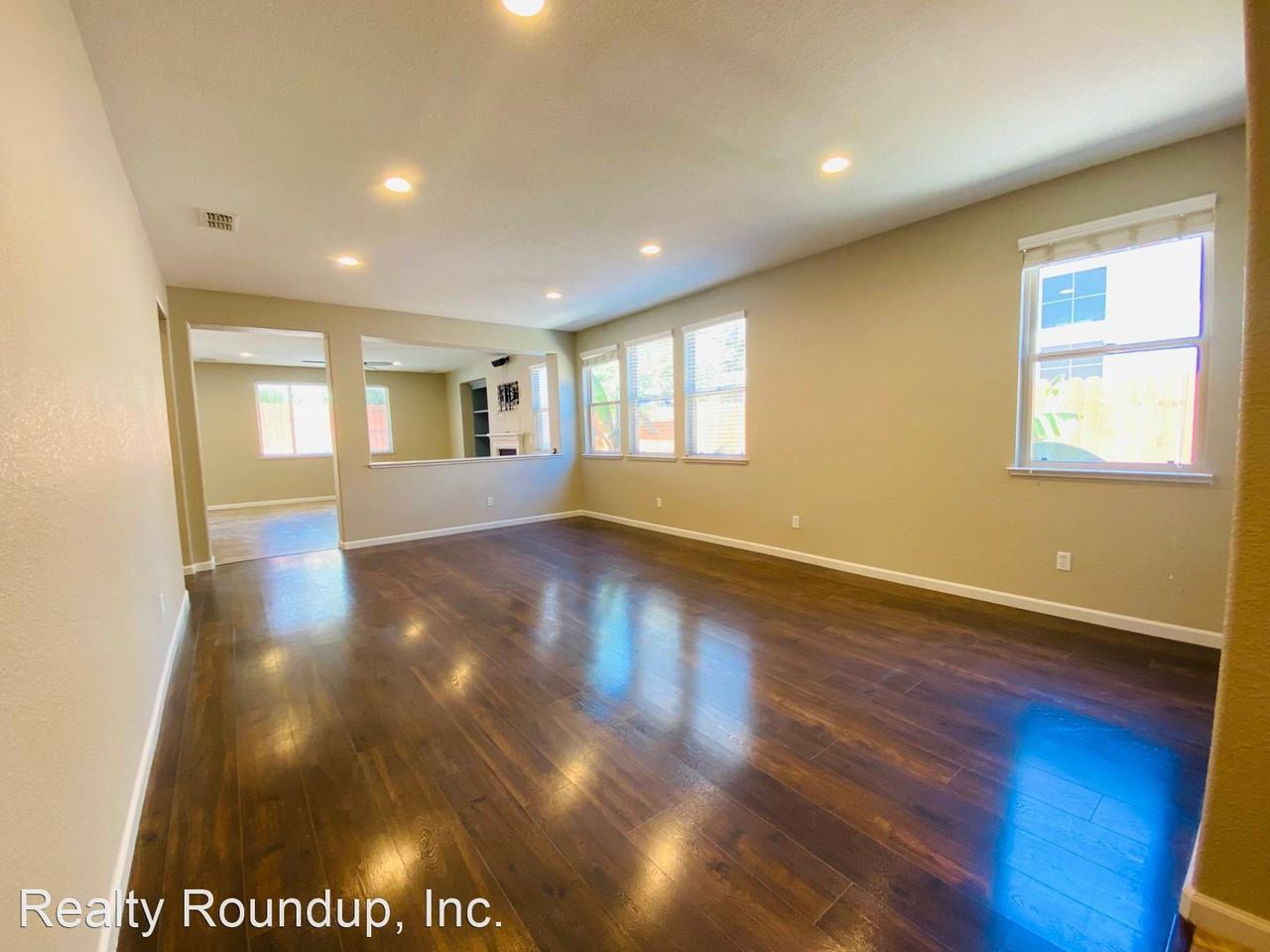 1633 Bottlebrush Cir - Photo 2 of 28