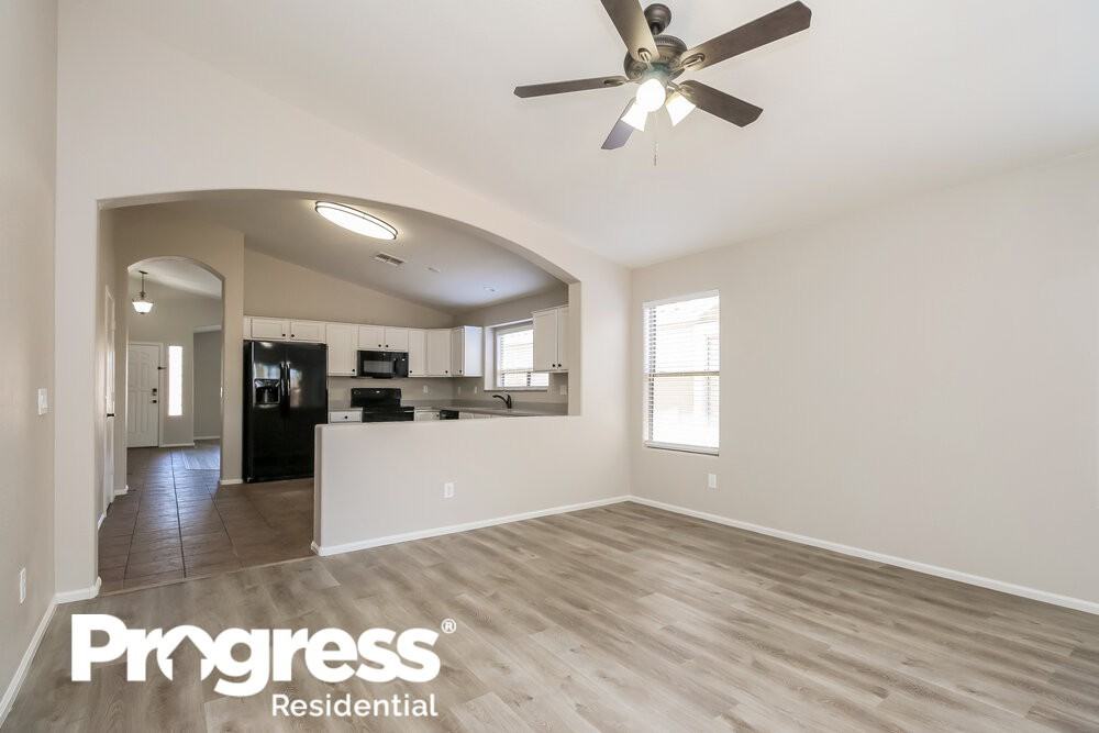 42539 W Michaels Dr - Photo 2 of 7