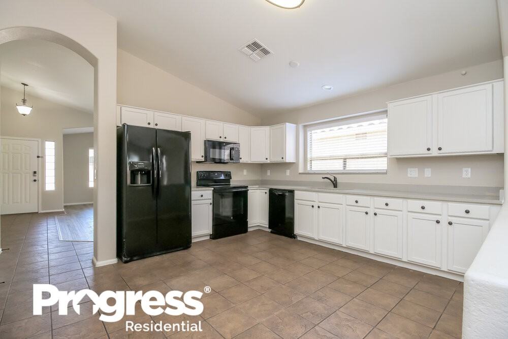 42539 W Michaels Dr - Photo 3 of 7