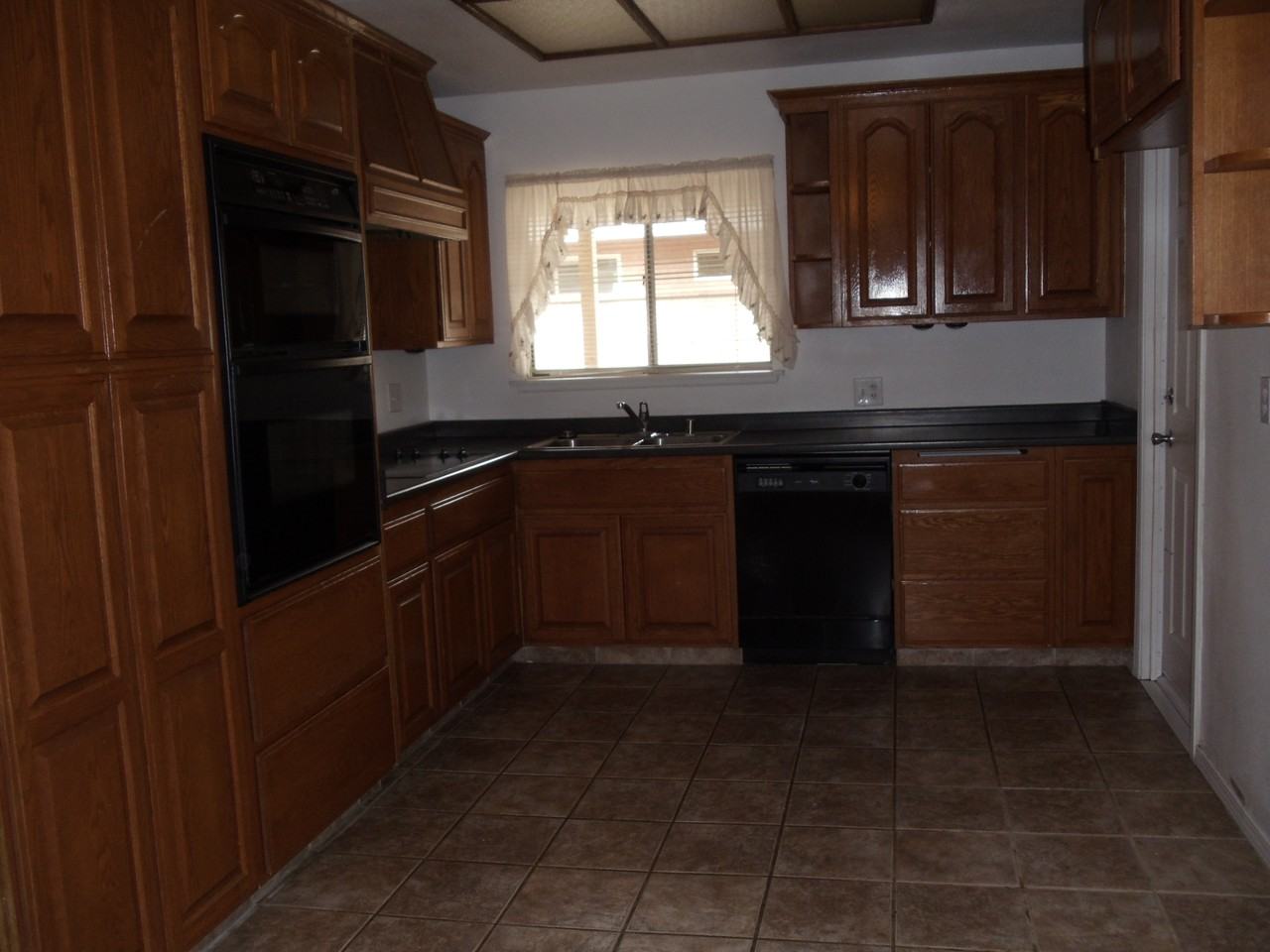 9946 Fox St - Photo 2 of 11