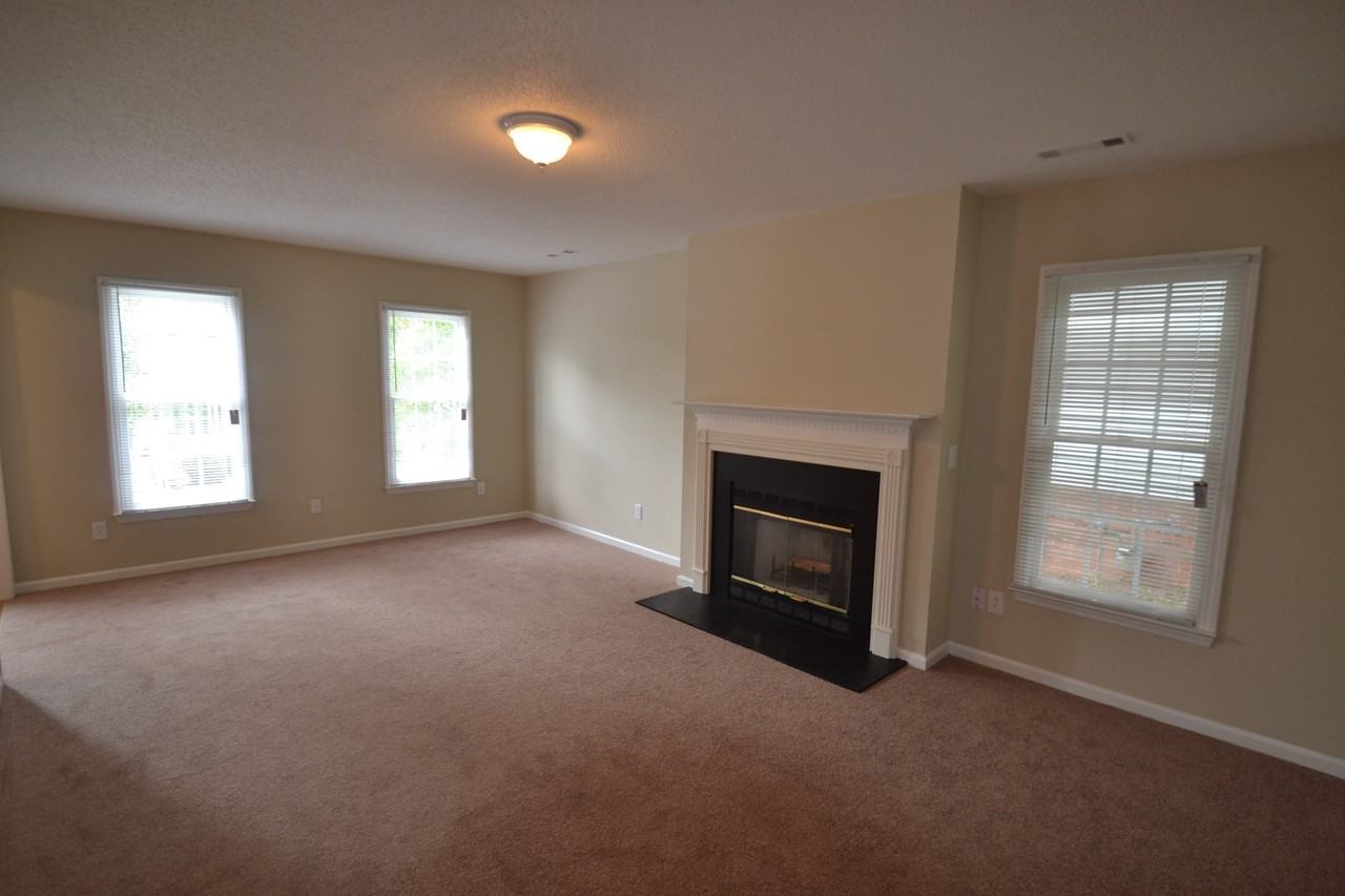 525 Regal Dr - Photo 3 of 15