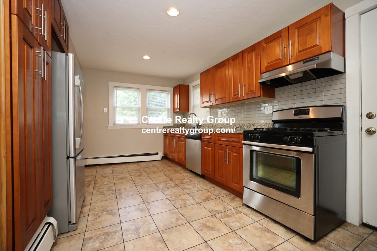 1370 Pleasant St - Photo 2 of 13