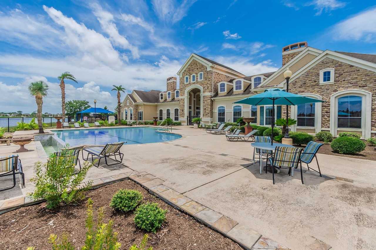 Lakeside Pointe Apartments & Townhomes - Photo 2 of 33