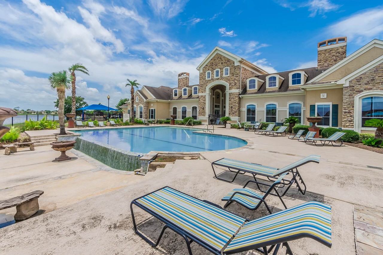 Lakeside Pointe Apartments & Townhomes - Photo 3 of 33