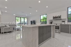 2889 Sw 33rd Ave - Photo 3 of 8
