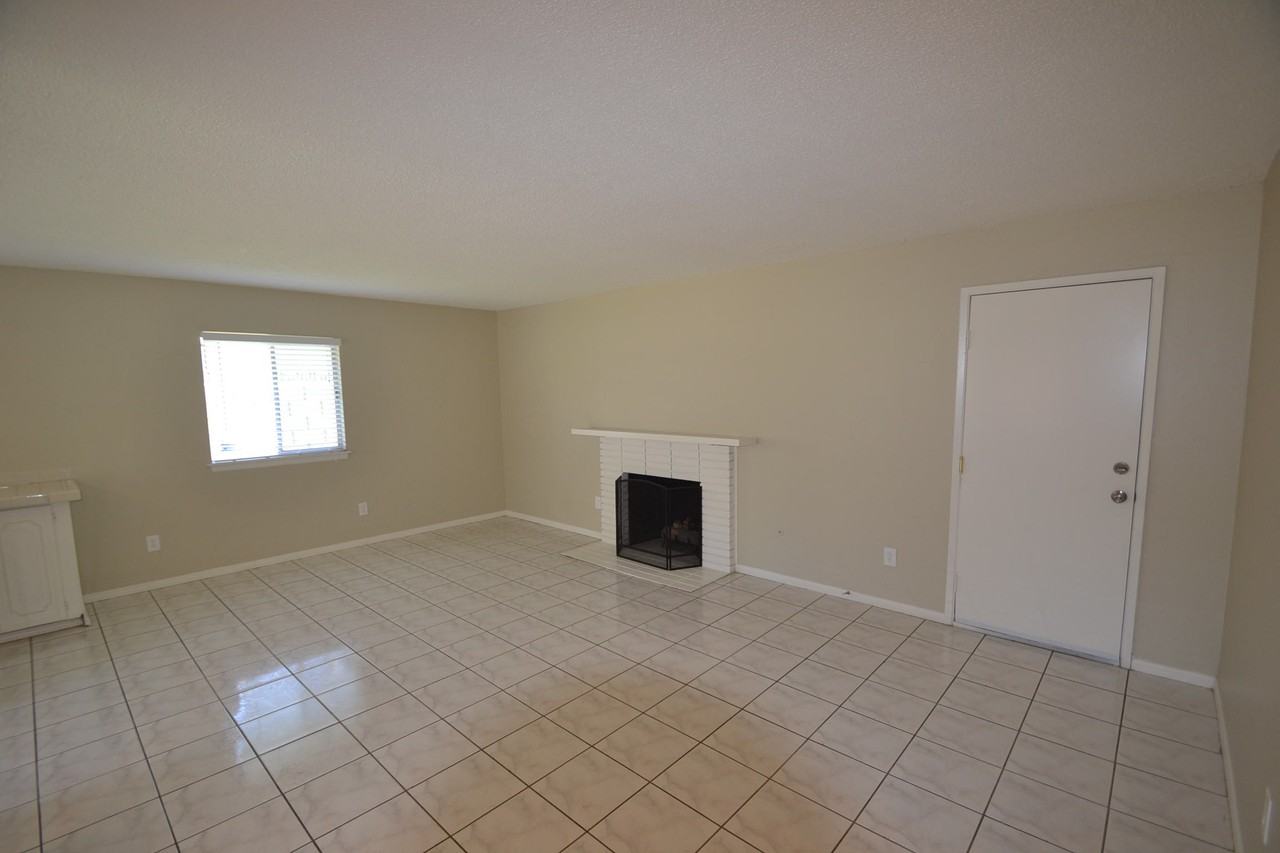 2060 E 17th St - Photo 3 of 6