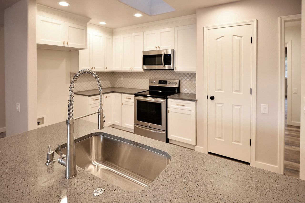 2340 N Warwick Ave - Photo 6 of 21
