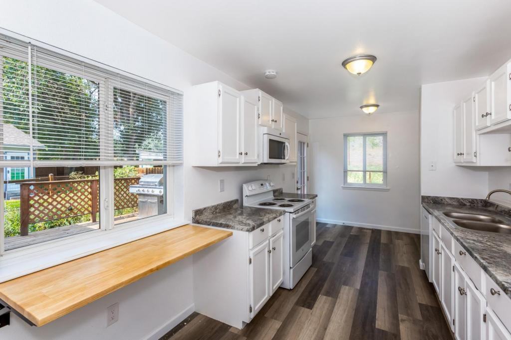 2728 Alan St - Photo 4 of 43