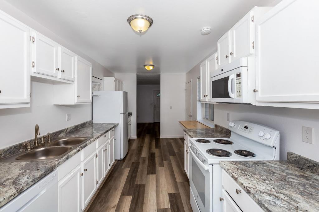 2728 Alan St - Photo 6 of 43