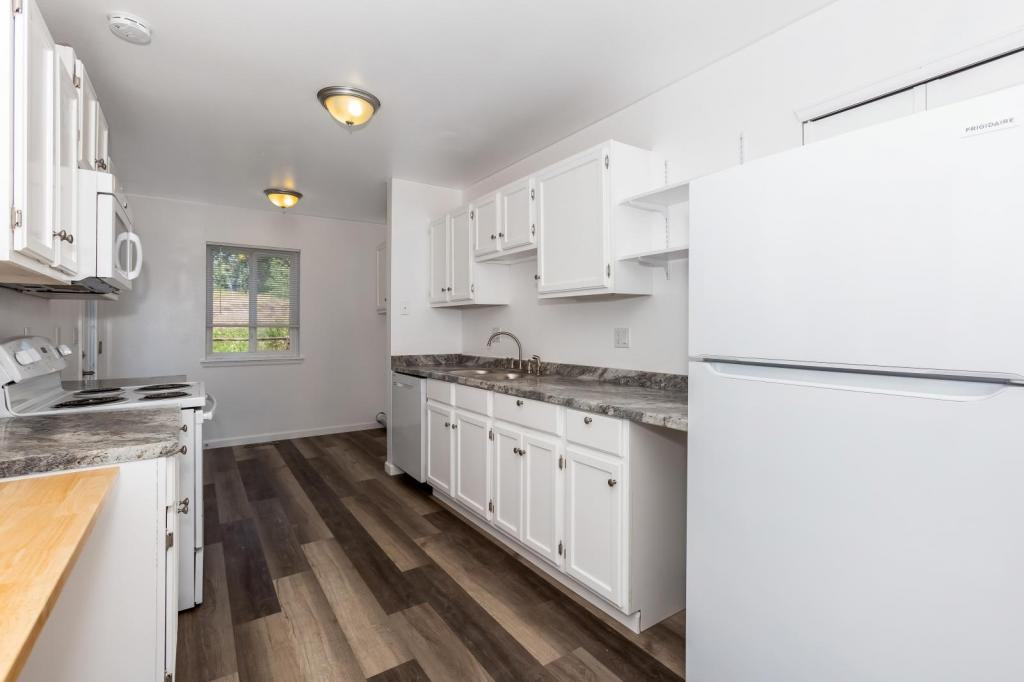 2728 Alan St - Photo 5 of 43