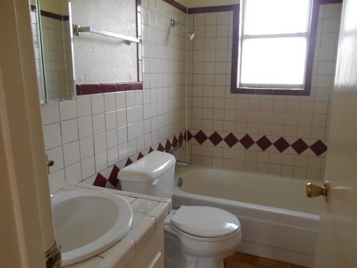 4103 NE 4th St - Photo 3 of 5