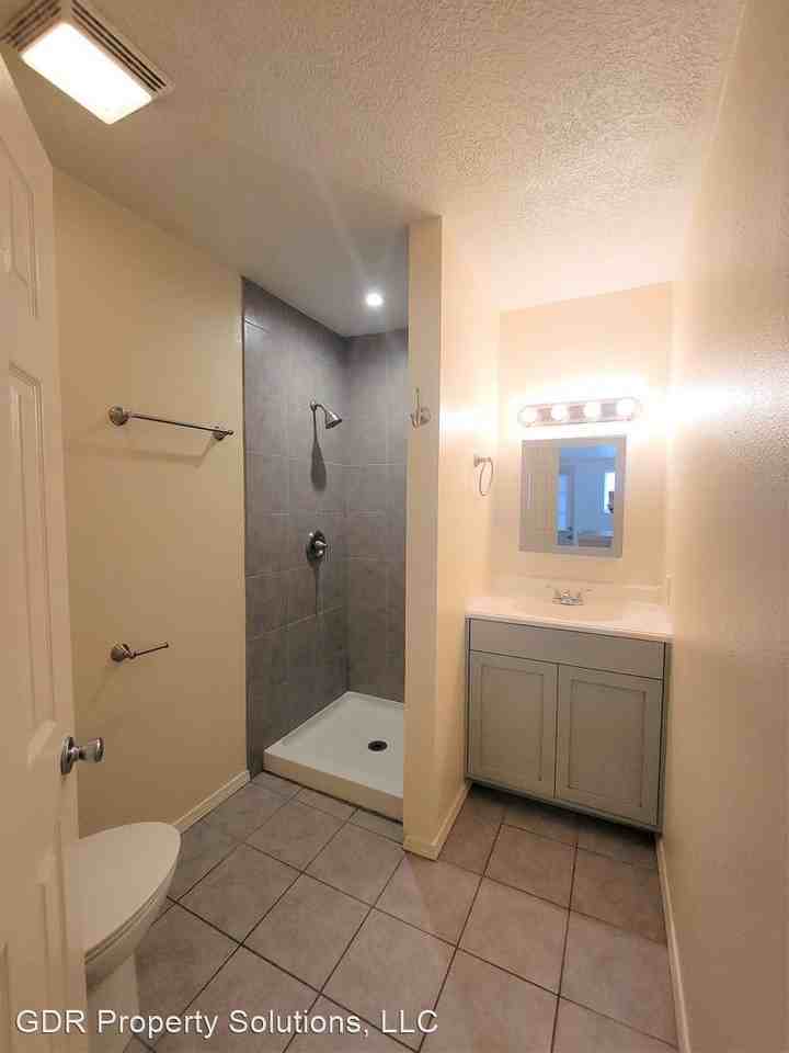 Fabulous UNM apartment! Tons of charm and character! 1 block to UNM Main Campus! - Photo 2 of 6