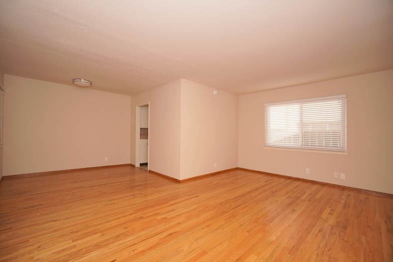 559 Matadero Ave #12